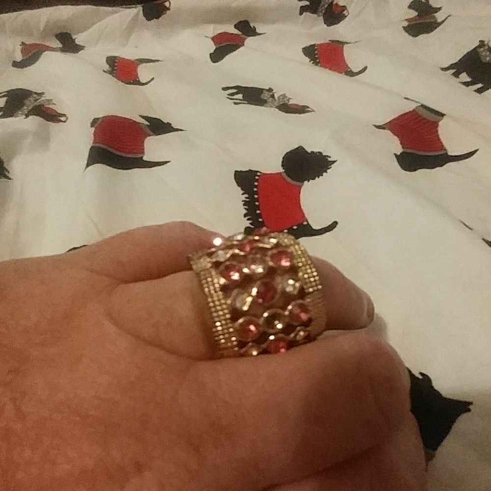 Stretchy ring very pretty a statement piece.
